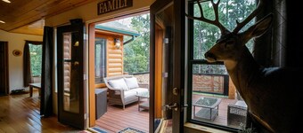 STUNNING CUSTOM BUILT CABIN ON LARGE FENCED LOT WITH THEATER ROOM!! PETS WELCOME