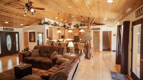 STUNNING CUSTOM BUILT CABIN ON LARGE FENCED LOT WITH THEATER ROOM!! PETS WELCOME