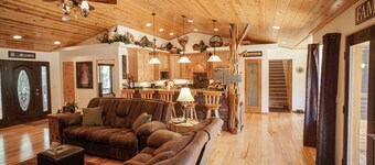 STUNNING CUSTOM BUILT CABIN ON LARGE FENCED LOT WITH THEATER ROOM!! PETS WELCOME