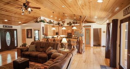 STUNNING CUSTOM BUILT CABIN ON LARGE FENCED LOT WITH THEATER ROOM!! PETS WELCOME