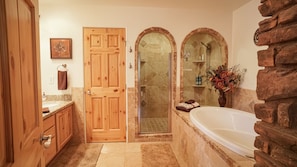 Combined shower/bathtub, hair dryer, towels, soap - STUNNING CUSTOM BUILT CABIN ON LARGE FENCED LOT WITH THEATER ROOM!! PETS WELCOME (LAKESIDE)