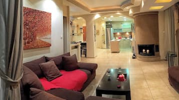 Smart TV, fireplace, Netflix, streaming services