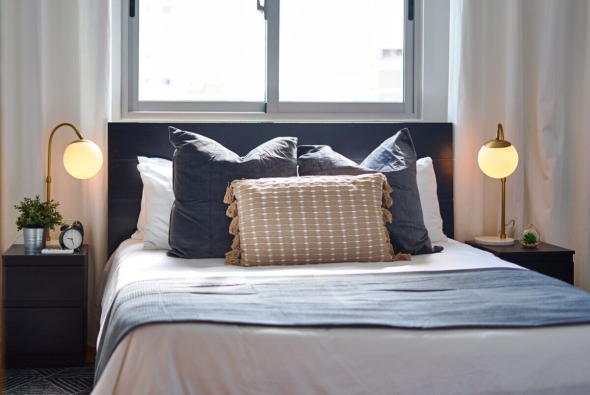 Iron/ironing board, internet, bed sheets