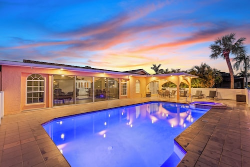 Vesi edessä kotiin lämmitetty uima-allas ja poreallas, 2 Master-sviittiä ja kelluva telakka