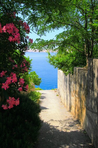 Villa Mihaela - Beachfront apartment "Ana" with sea view and pool