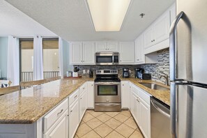 冷蔵庫、電子レンジ、オーブン、コンロ