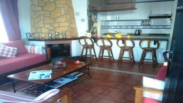 Télévision, cheminée, jouets