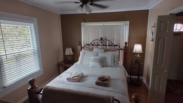 3 bedrooms, desk, iron/ironing board, free WiFi