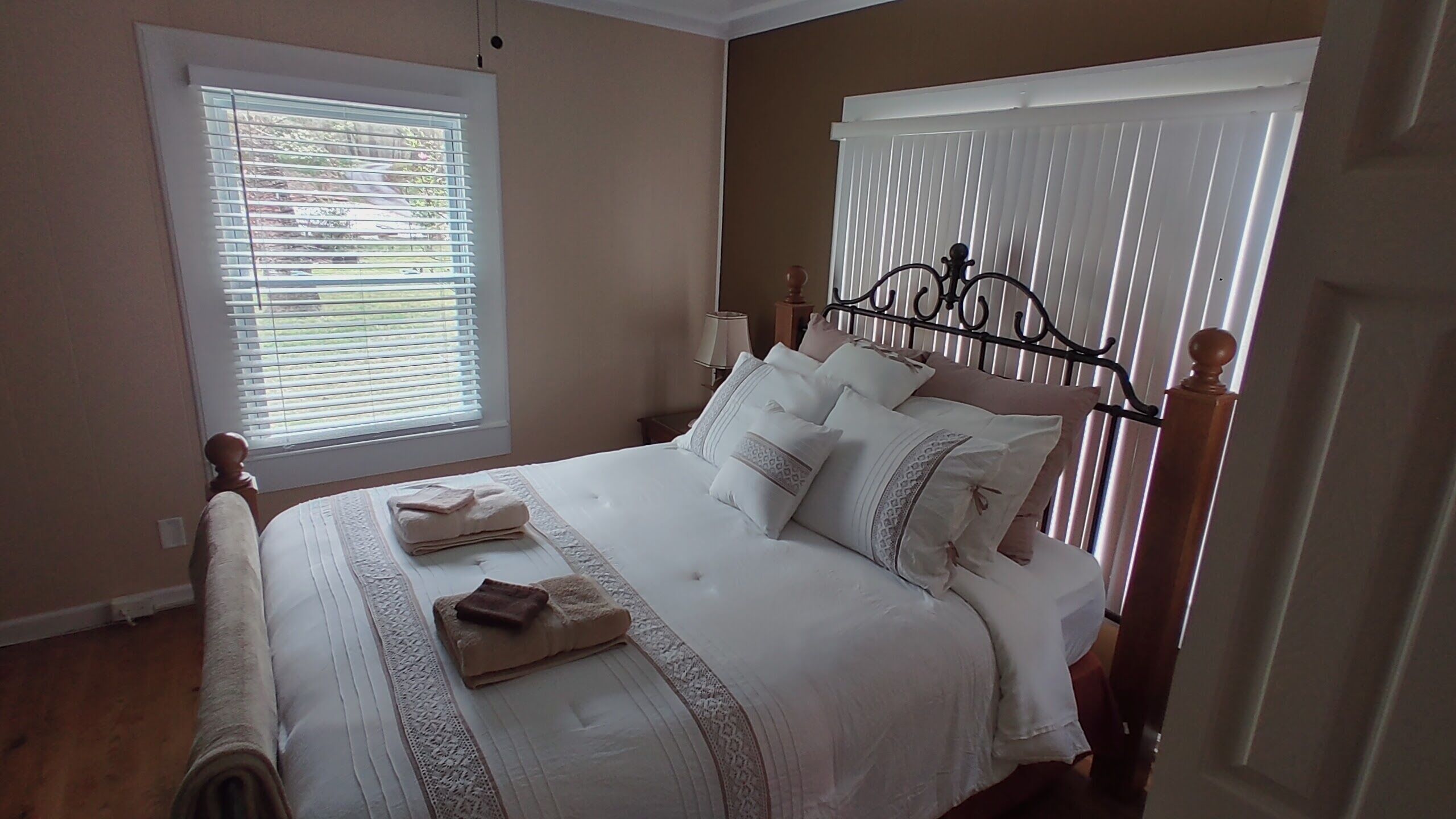 3 bedrooms, desk, iron/ironing board, free WiFi