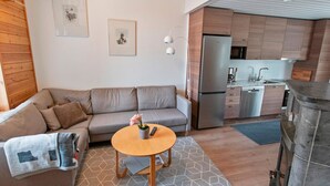 Ein modernes Wohnzimmer mit einer Couch, einem Couchtisch und einem Kamin.