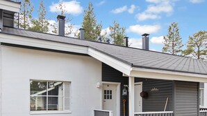 Ein modernes, zweistöckiges Haus mit überdachter Veranda und Garage.