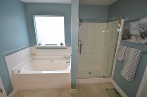 Combined shower/bathtub, jetted bath, hair dryer, towels