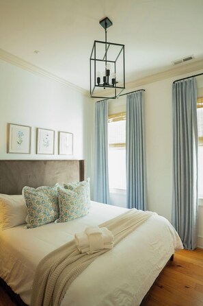 4 bedrooms, iron/ironing board, free WiFi, bed sheets