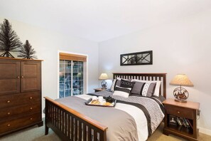 2 bedrooms, desk, iron/ironing board, WiFi