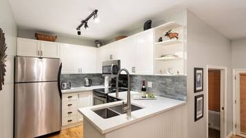 Réfrigérateur, micro-ondes, four, plaque de cuisson