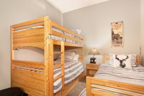 2 habitaciones, escritorio, tabla de planchar con plancha y wifi 