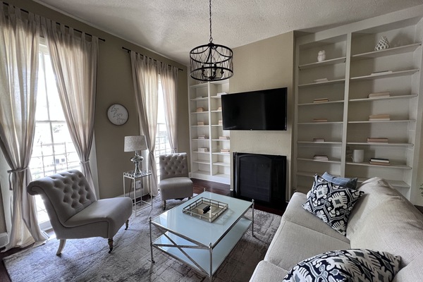 Smart TV, lareira, livros