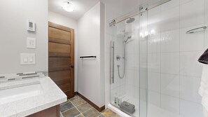 Combined shower/bathtub - Bright, Elegant, Peaceful Ski In/Out Condo (Sun Peaks)