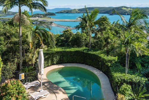 Oasis 19, Hamilton Island Last minute specials available!