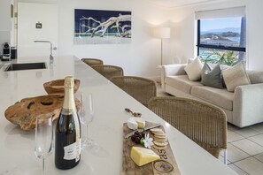 TV - Oasis 19, Hamilton Island Last minute specials available! (Hamilton Island)