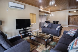 TV, toys - Our Newest Listing! TROPICAL HAVEN - A Tropical Paradise in Eastern Nassau! (Nassau)