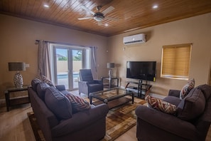 TV, toys - Our Newest Listing! TROPICAL HAVEN - A Tropical Paradise in Eastern Nassau! (Nassau)