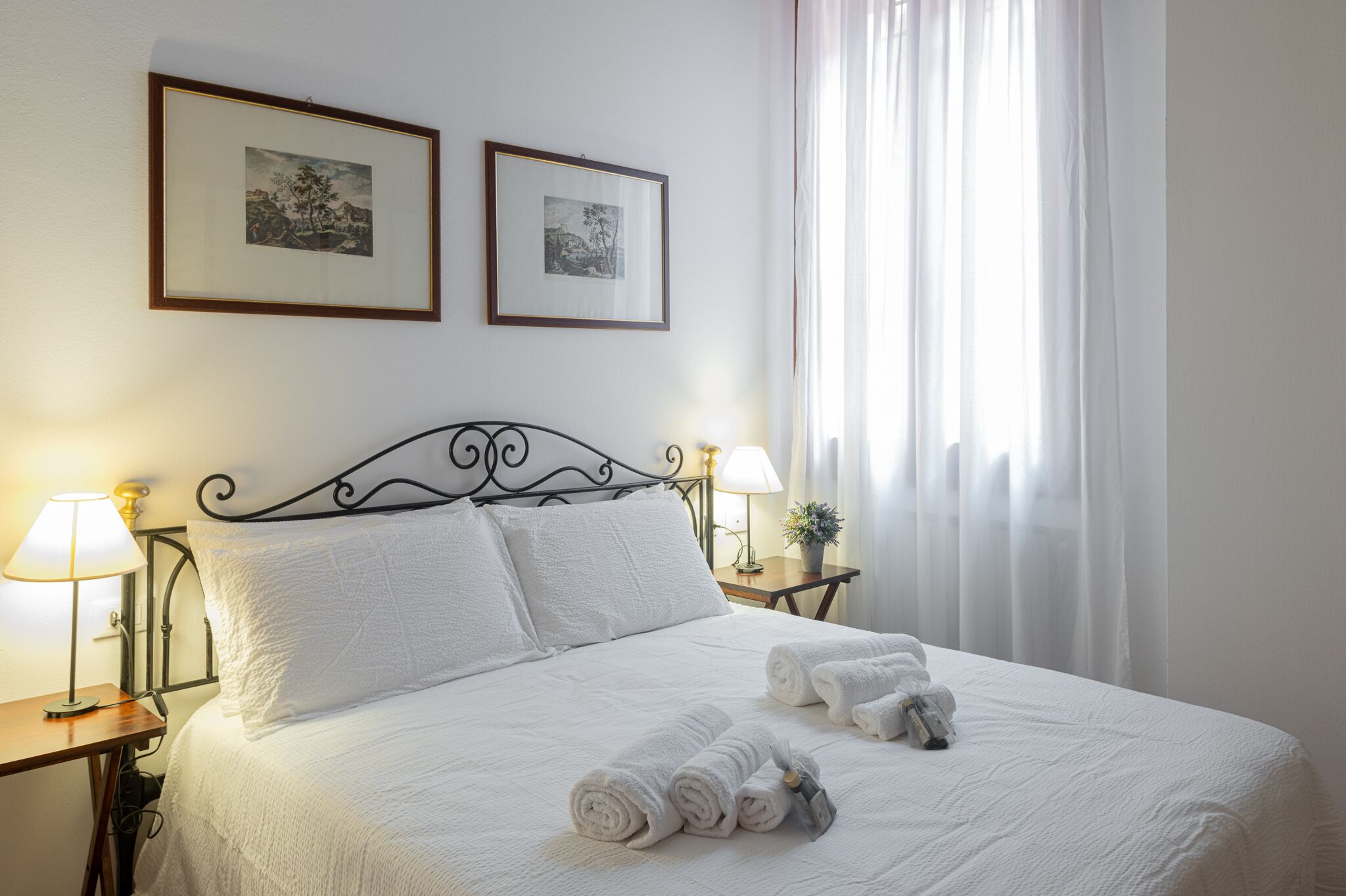 2 habitaciones, tabla de planchar con plancha, cuna de viaje y wifi 