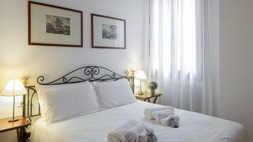 2 habitaciones, tabla de planchar con plancha, cuna de viaje y wifi