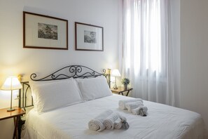 2 عدّة غرف نوم ومكواة/لوح كي وسرير سفر وواي فاي