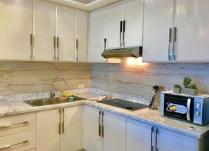 Private kitchen - Cozy Unit at Mckinley Hill Taguig BGC Venice Mall (Taguig)