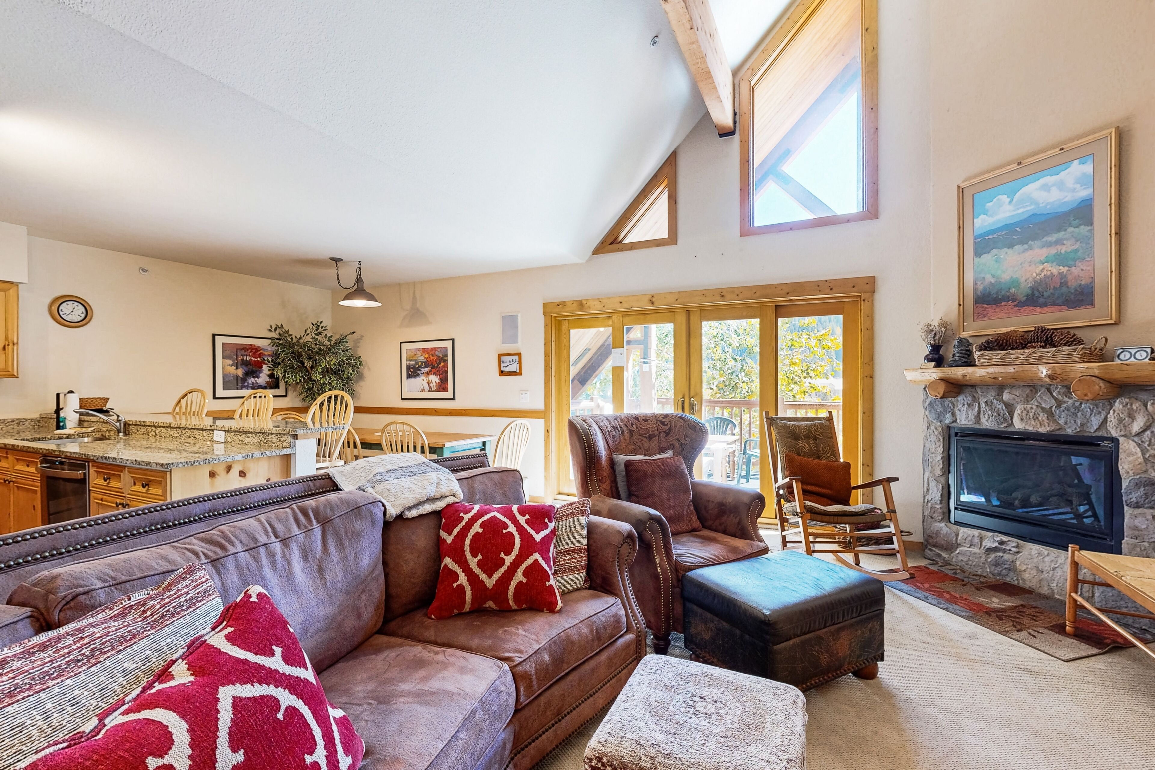 Televisión, chimenea, reproductor de DVD y libros 