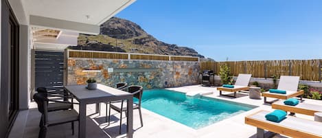 Piscina a l'aire lliure i gandules