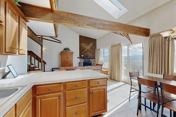 Interior - Top-floor condo with mountain views, easy skiing, balcony & hiking (Silverthorne)