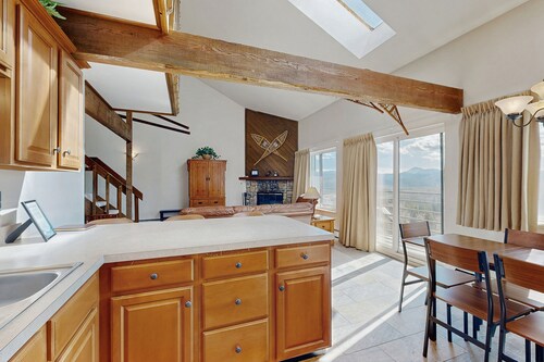 Top-floor condo with mountain views, easy skiing, balcony & hiking