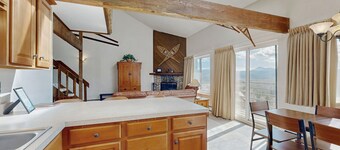 Top-floor condo with mountain views, easy skiing, balcony & hiking