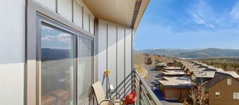 Condominio de dos habitaciones con acceso a la casa club y hermosas vistas a la montaña