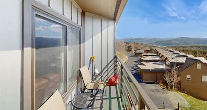Top-floor condo with mountain views, easy skiing, balcony & hiking
