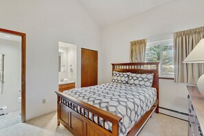 2 bedrooms, iron/ironing board, Internet, bed sheets