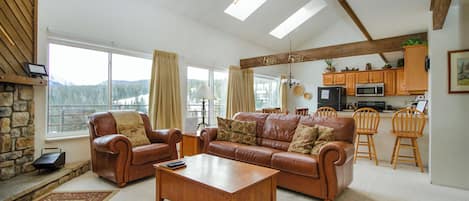 Fernseher, Kamin, DVD-Player, Bücher