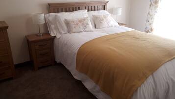5 bedrooms, iron/ironing board, WiFi, bed sheets