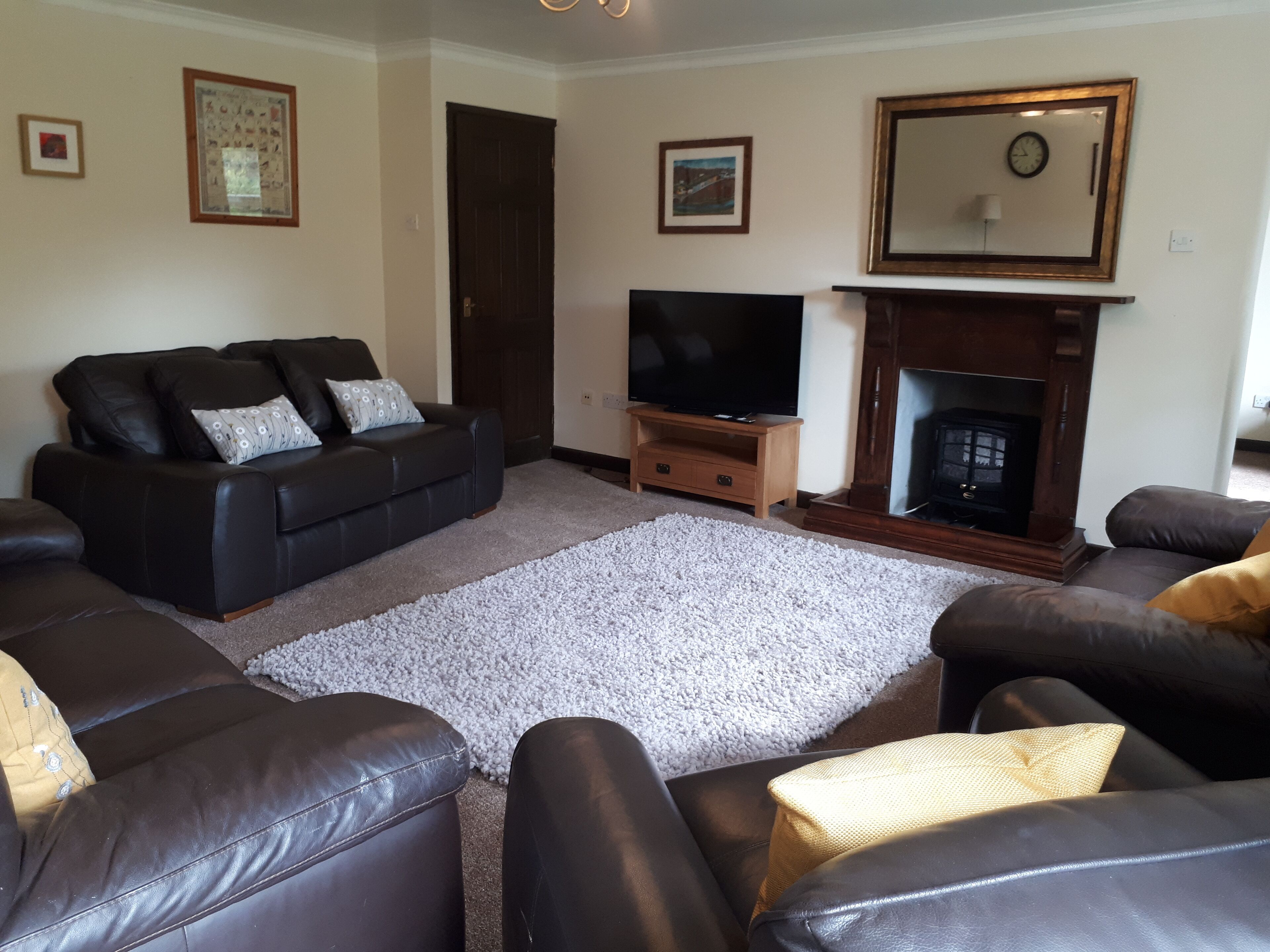 テレビ、DVD プレーヤー、ミュージックライブラリ、ビデオライブラリ