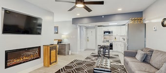 Koselig atelier med fullt utstyrt kjøkken, peis, felles svømmebasseng, badstue og treningsrom