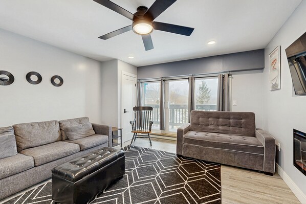 TV, books - Cozy studio with balcony, full kitchen, and free WiFi - walk to lifts (Killington)