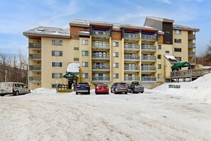 Exterior - Cozy studio with balcony, full kitchen, and free WiFi - walk to lifts (Killington)