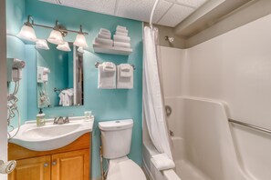 Sèche-cheveux, serviettes fournies