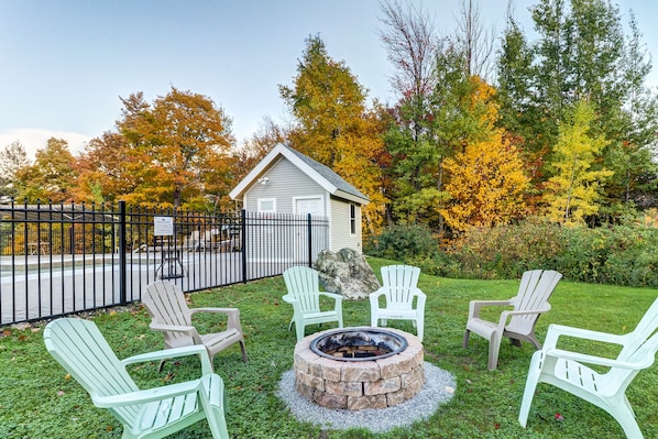 Property grounds - Cozy studio with balcony, full kitchen, and free WiFi - walk to lifts (Killington)