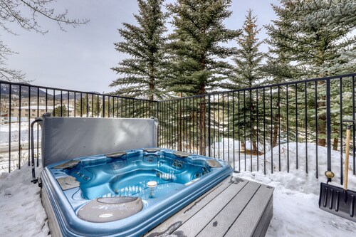 Pristine condo in Frisco w/views of Lake Dillon w/hot tub access on rec path