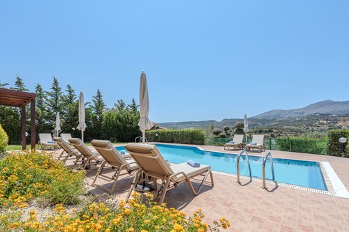 Harmony family villa,Private pool,Near Rethymno