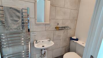 Doccia, asciugamani, sapone, shampoo