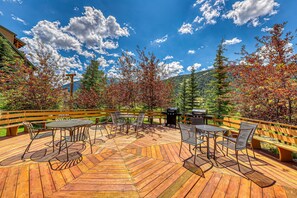 Outdoor dining - Mountain condo w/ gas fireplace - elevator access, shared hot tub, deck (Keystone)